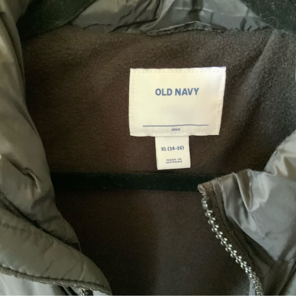 Black Vest, puffer style, lined in black. Full zip. Boys Old Navy - Picture 5 of 6